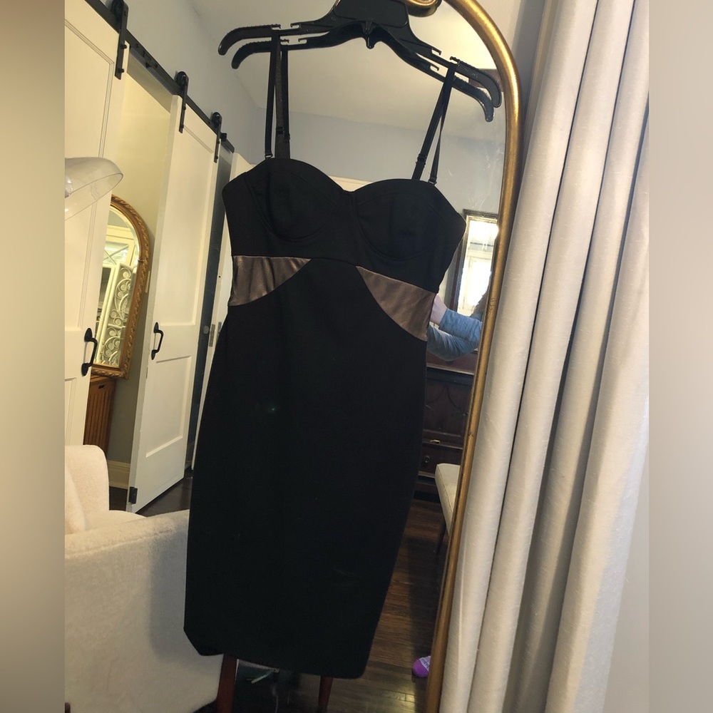 .Kim Kardashian black sleek dress